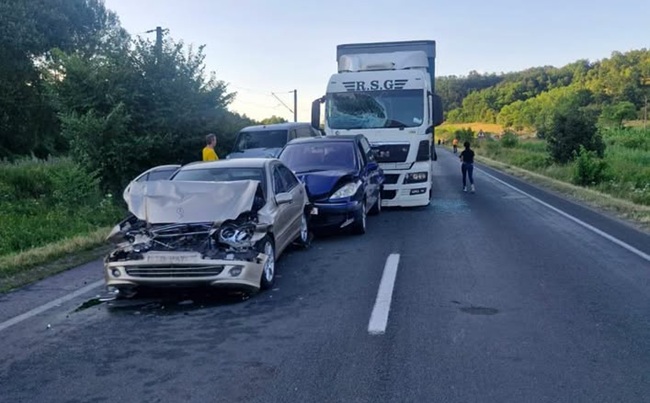 Accident în lanț, cu șase mașini implicate, pe un drum intens circulat din vestul țării