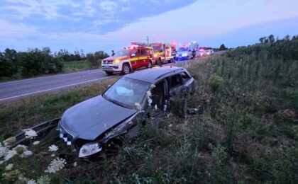 Accident extrem de grav între un autoturism și un autotren, în Timiș 28 Accident extrem de grav între un autoturism și un autotren, în Timiș