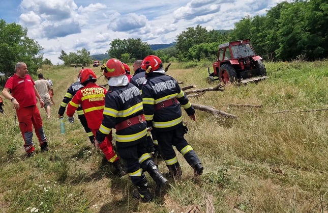 Bărbat surprins sub un tractor. Intervenție rapidă cu un elicopter SMURD (foto) 2 Bărbat surprins sub un tractor. Intervenție rapidă cu un elicopter SMURD (foto)