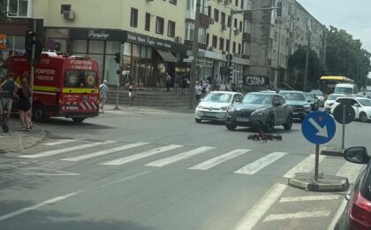 Tânăr de 14 ani, pe trotinetă, lovit de o maşină în Timişoara. A trecut pe roşu la semafor!