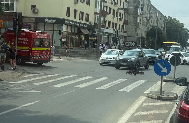 Tânăr de 14 ani, pe trotinetă, lovit de o maşină în Timişoara. A trecut pe roşu la semafor! 1 Tânăr de 14 ani, pe trotinetă, lovit de o maşină în Timişoara. A trecut pe roşu la semafor!