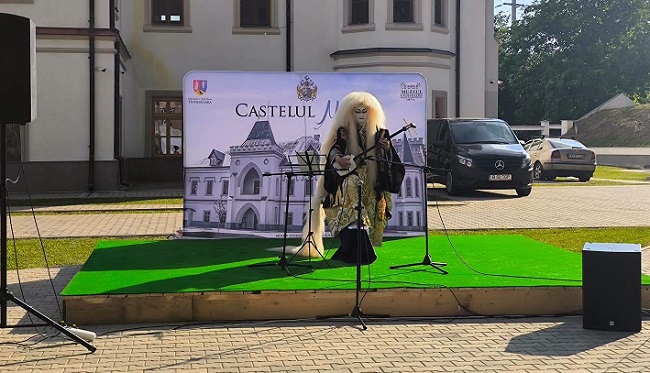 Un artist japonez a interpretat imnul României la șamisen, în Hunedoara