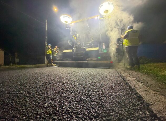 Continuă asfaltările nocturne în Săcălaz. Carosabil nou până la Timișoara