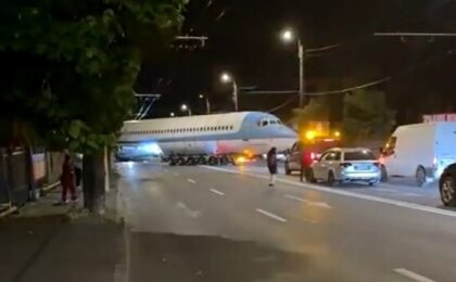 Un avion a „aterizat” pe o stradă din Cluj-Napoca, blocând traficul. Ce s-a întâmplat 1 Un avion a „aterizat” pe o stradă din Cluj-Napoca, blocând traficul. Ce s-a întâmplat
