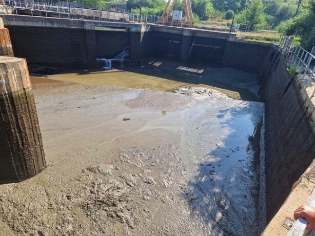 Bazinul de la Nodul Hidro a fost golit pentru lucrări de curățare 1 Bazinul de la Nodul Hidro a fost golit pentru lucrări de curățare