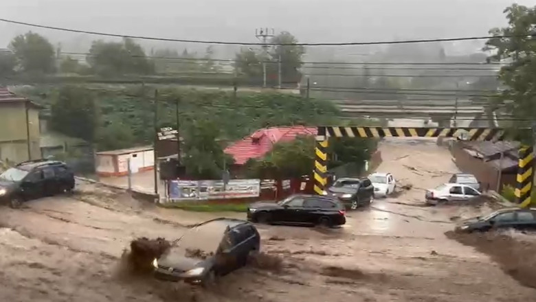 Inundații teribile în centrul stațiunii Bușteni (video) 1 Inundații teribile în centrul stațiunii Bușteni (video)
