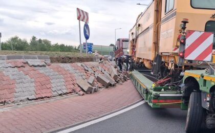 Transport agabaritic oprit într-o parcare de pe Centura Timişoarei, după ce a blocat un sens giratoriu