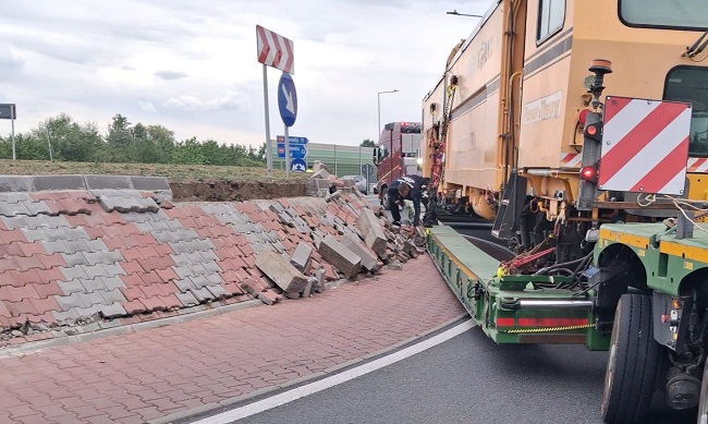 Transport agabaritic oprit într-o parcare de pe Centura Timişoarei, după ce a blocat un sens giratoriu