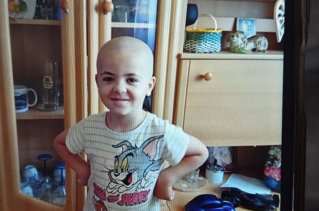 Copil dispărut dintr-un parc, unde a fost lăsat în grija bunicii. Sunaţi urgent la 112 dacă îl vedeţi!