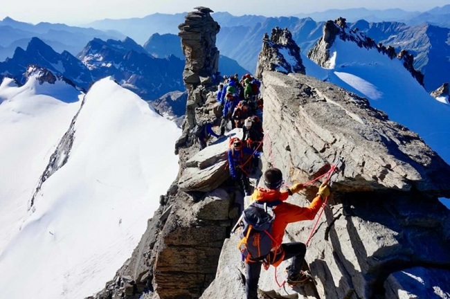 Doi alpiniști români au murit după ce au căzut într-o crevasă pe masivul Gran Paradiso