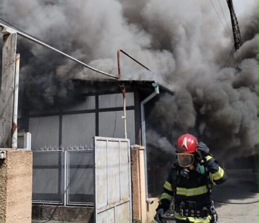 Incendiu puternic în Reșița 1 Incendiu puternic în Reșița