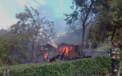 O cabană din lemn a ars în Hunedoara. Pompierii au mers un kilometru pe jos pentru a stinge incendiul