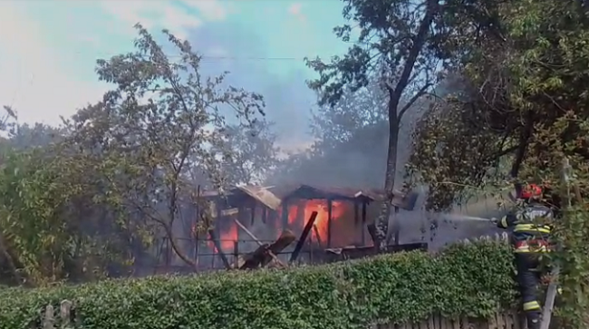 O cabană din lemn a ars în Hunedoara. Pompierii au mers un kilometru pe jos pentru a stinge incendiul 1 O cabană din lemn a ars în Hunedoara. Pompierii au mers un kilometru pe jos pentru a stinge incendiul