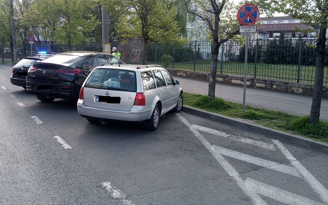 Poliţiştii locali din Timişoara au dat aproape 440 de amenzi unor şoferi care au oprit cu autoturismele în stațiile mijloacelor de transport în comun