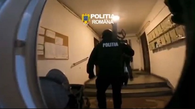 Percheziţii într-un dosar de camătă şi proxenetism (video)