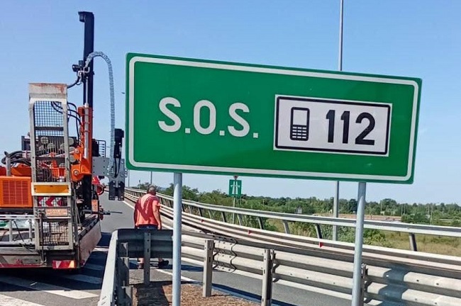Noi panouri cu "112" pe autostrada A1, după ce au fost vandalizate cele vechi 1 Noi panouri cu "112" pe autostrada A1, după ce au fost vandalizate cele vechi