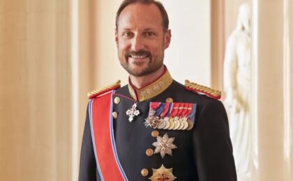 Cine este Haakon, noul rege al Norvegiei. Prințul care a vrut să fie cât mai departe de casă 52 Cine este Haakon, noul rege al Norvegiei. Prințul care a vrut să fie cât mai departe de casă.