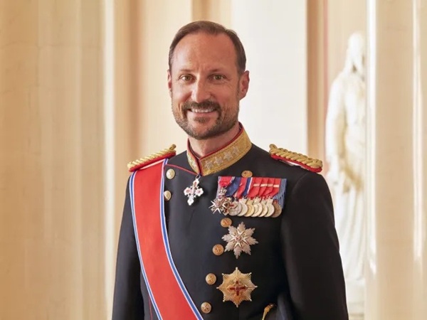 Cine este Haakon, noul rege al Norvegiei. Prințul care a vrut să fie cât mai departe de casă.