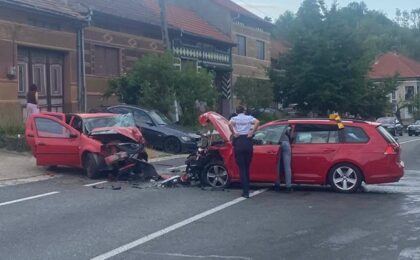 Accident mortal la Armeniș. Două mașini s-au ciocnit frontal