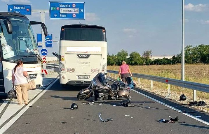 Motocicletă izbită de un autobuz pe Centura Timișoarei, două victime