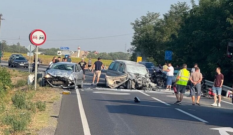 Accident mortal în judeţul Timiş: trei maşini implicate, mai multe victime 1 Accident mortal în judeţul Timiş: trei maşini implicate, mai multe victime