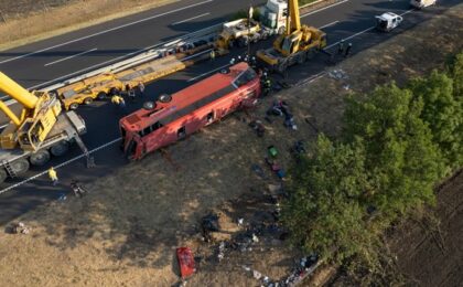 Tragedie pe autostrada M3 din Ungaria: 12 morți și 40 de răniți după răsturnarea unui autocar cu 59 de oameni la bord 52 Tragedie pe autostrada M3 din Ungaria: 12 morți și 40 de răniți după răsturnarea unui autocar cu 59 de oameni la bord