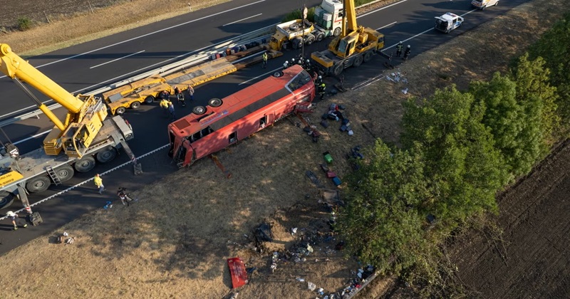 Tragedie pe autostrada M3 din Ungaria: 12 morți și 40 de răniți după răsturnarea unui autocar cu 59 de oameni la bord