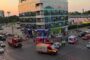 Un șofer a intrat în coliziune directă cu o mașină de poliție. Un agent, un copil și un bărbat au ajuns la spital