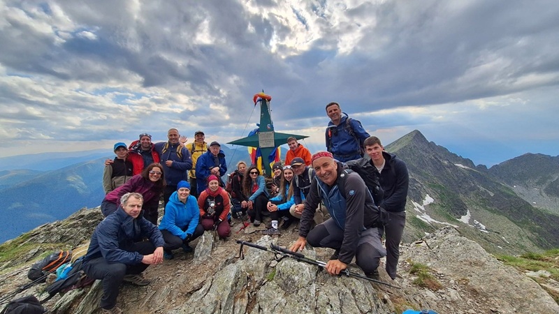 Un devean a urcat pe toate cele 13 vârfuri de peste 2.500 m în provocarea „Anii Drumeției” 1 Un devean a urcat pe toate cele 13 vârfuri de peste 2.500 m în provocarea „Anii Drumeției”