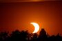 Milioane de oameni au privit spre cer: cum s-a văzut eclipsa de Soare în Europa