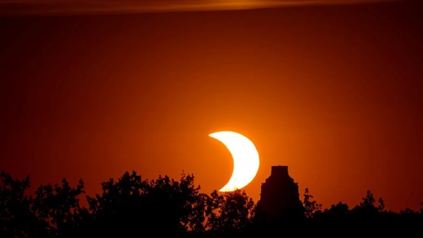 Milioane de oameni au privit spre cer: cum s-a văzut eclipsa de Soare în Europa 1 Milioane de oameni au privit spre cer: cum s-a văzut eclipsa de Soare în Europa