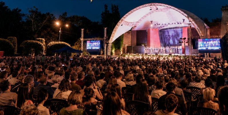 Festivalul de Operă și Operetă - patru zile de spectacol în Parcul Rozelor. Intrarea este liberă 1 Festivalul de Operă și Operetă - patru zile de spectacol în Parcul Rozelor. Intrarea este liberă