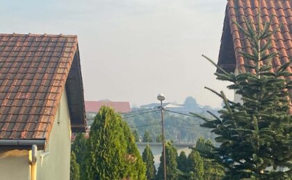 Nori de fum și un miros puternic de ars au acoperit, vineri dimineața, Timișoara și alte localități din județul Timiș