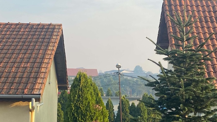 Nori de fum și un miros puternic de ars au acoperit, vineri dimineața, Timișoara și alte localități din județul Timiș