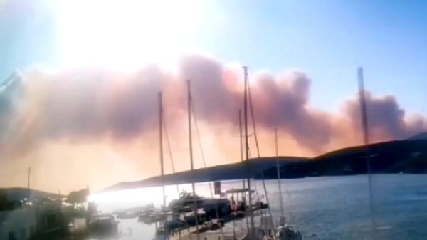 Alertă de incendii în Grecia: turiști și localnici evacuați în Skyros