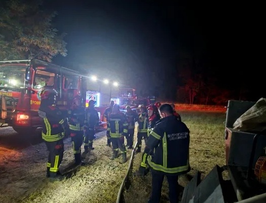 Pompierii români luptă și noaptea cu incendiile din Serbia. Trei echipaje, relocate de urgență