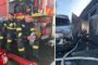 Incendiu la două garaje, o mașină și o casă. Intervenție dificilă a pompierilor. Două persoane au suferit multiple arsuri