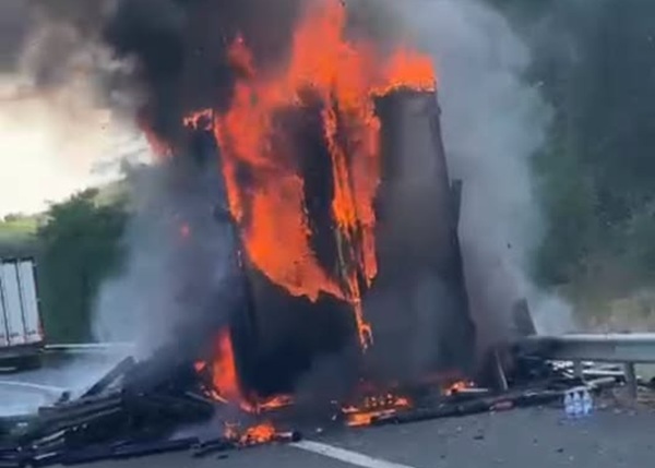 Autotren în flăcări pe autostrada A1 Lugoj - Deva, circulație blocată
