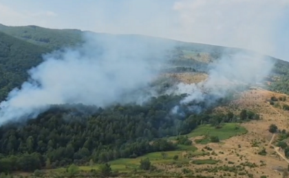 Lupta cu flăcările continuă în Caraș-Severin. Un incendiu s-a reaprins (video) 3 Lupta cu flăcările continuă în Caraș-Severin. Un incendiu s-a reaprins