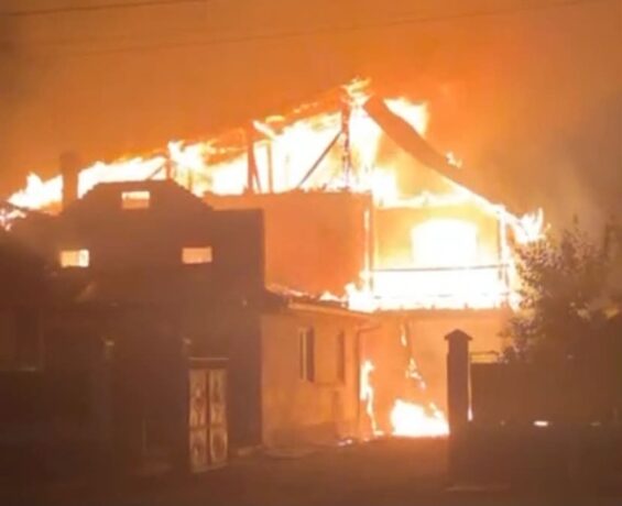 Casă distrusă de un incendiu teribil, în vestul țării (video) 1 Casă distrusă de un incendiu teribil, în vestul țării (video)