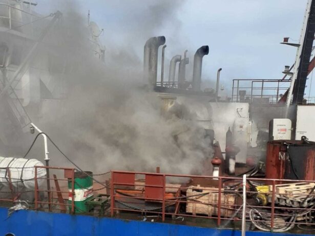 Incendiu puternic în Portul Midia. O navă a luat foc 1 Incendiu puternic în Portul Midia. O navă a luat foc