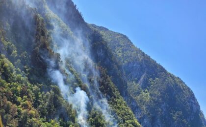 Mobilizare de forțe în Caraș-Severin: Sute de hectare afectate de incendii. Două elicoptere intervin la Băile Herculane