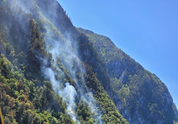 Mobilizare de forțe în Caraș-Severin: Sute de hectare afectate de incendii. Două elicoptere intervin la Băile Herculane