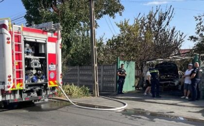 Incendiu în Timișoara, la un garaj. Mașină distrusă de flăcări, o femeie a fost dusă la spital 6 Incendiu în Timișoara, la un garaj. Mașină distrusă de flăcări, o femeie a fost dusă la spital