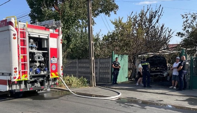 Incendiu în Timișoara, la un garaj. Mașină distrusă de flăcări, o femeie a fost dusă la spital 1 Incendiu în Timișoara, la un garaj. Mașină distrusă de flăcări, o femeie a fost dusă la spital
