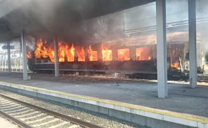 Alertă într-o gară aflată pe raza Sucursalei Regionale de Căi Ferate Timișoara: ultimul vagon al unui tren Regio a luat foc. Călătorii, evacuați 7 Alertă într-o gară aflată pe raza Sucursalei Regionale de Căi Ferate Timișoara: ultimul vagon al unui tren Regio a luat foc. Călătorii, evacuați