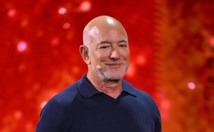 Jeff Bezos devine acționar la clubul englez de fotbal Liverpool