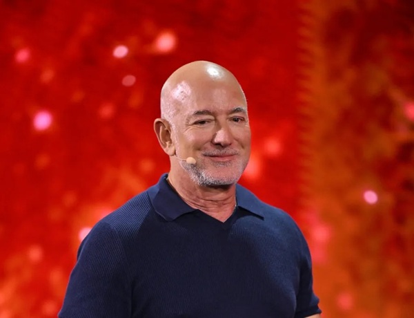 Jeff Bezos devine acționar la clubul englez de fotbal Liverpool