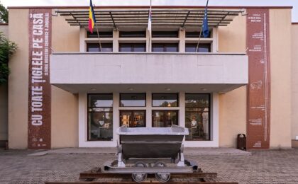 „Cu toate țiglele pe casă” – povestea lutului care a dat formă Jimboliei