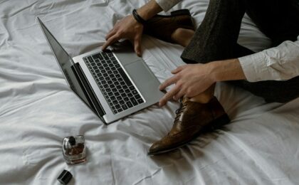 Laptopul potrivit, între ritmul zilnic și munca făcută bine (P) 1 Laptopul potrivit, între ritmul zilnic și munca făcută bine (P)